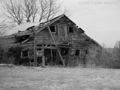 Many thanks to my great friend, Suzy, for leading me to this wonderfully neglected barn. The photo was taken on March 26, 2004. I'm not sure of the exact location. Bridgewater, NJ? Maybe.